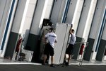 Foto zur News: Mercedes-Mechaniker in der Boxengasse