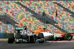 Foto zur News: Sam Bird (Mercedes) und Luiz Razia (Force India)