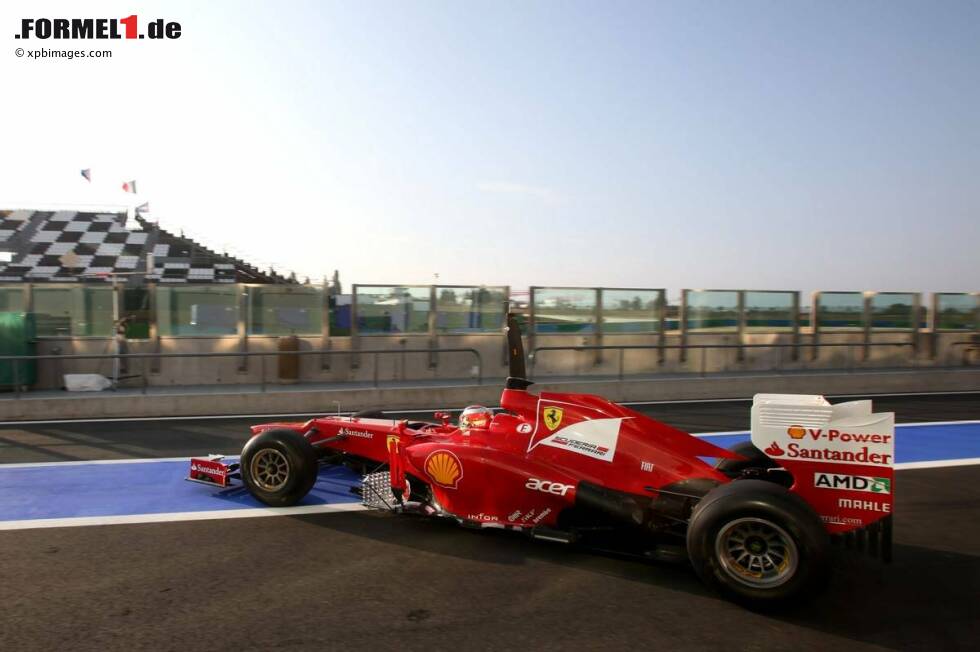 Foto zur News: Ferrari-Testfahrer Jules Bianchi fährt beim Young-Driver-Test aus der Box