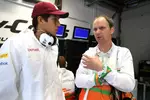 Foto zur News: Rodolfo Gonzalez (Force India) im Gespräch mit einem Ingenieur