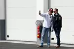 Foto zur News: Begehrter Besucher: Force-India-Testfahrer Rodolfo Gonzalez schießt ein Erinnerungsfoto mit Michael Schumacher (Mercedes)