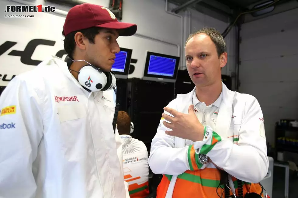 Foto zur News: Rodolfo Gonzalez (Force India) im Gespräch mit einem Ingenieur