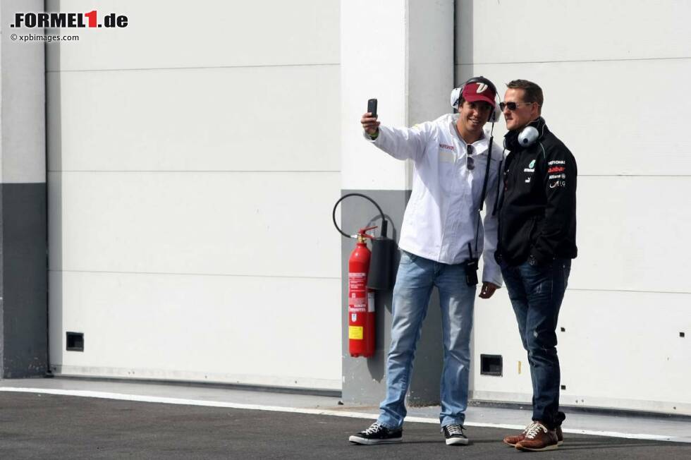 Foto zur News: Begehrter Besucher: Force-India-Testfahrer Rodolfo Gonzalez schießt ein Erinnerungsfoto mit Michael Schumacher (Mercedes)