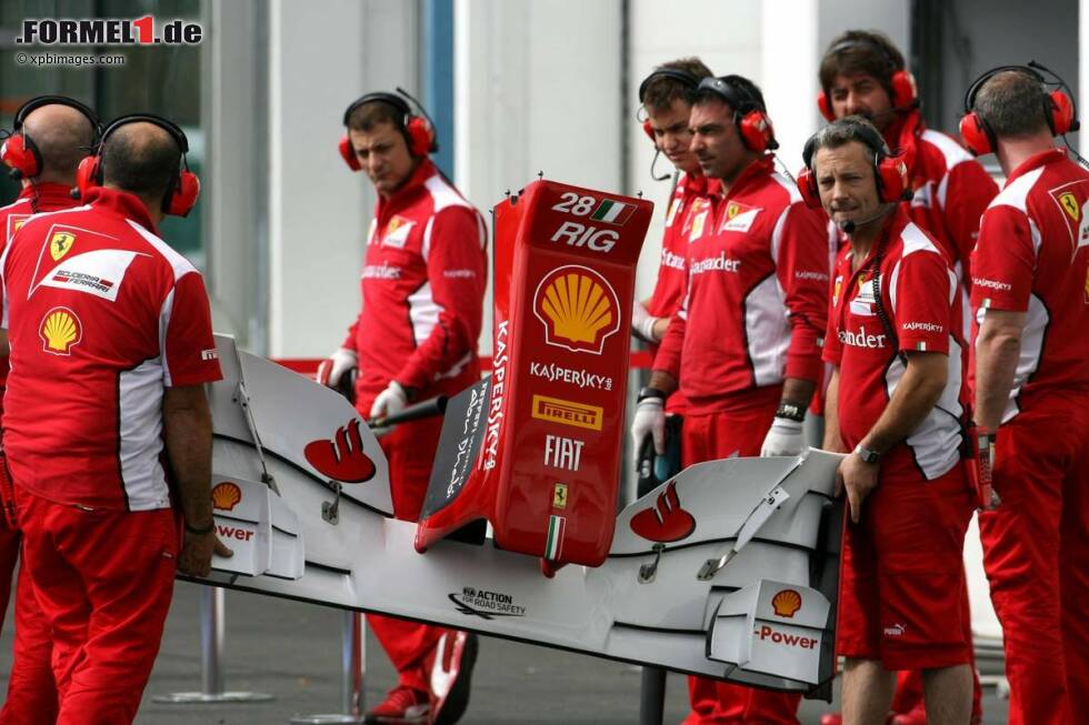 Foto zur News: Ferrari-Mechaniker mit einer Fahrzeugnase