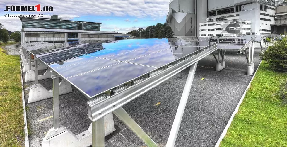 Eine Anzeigetafel gibt Auskunft über die aktuelle Leistung und die am jeweiligen Tag sowie bisher insgesamt produzierte Energie Foto zur News: Eine Anzeigetafel gibt Auskunft über die aktuelle Leistung und die am jeweiligen Tag sowie bisher insgesamt produzierte Energie