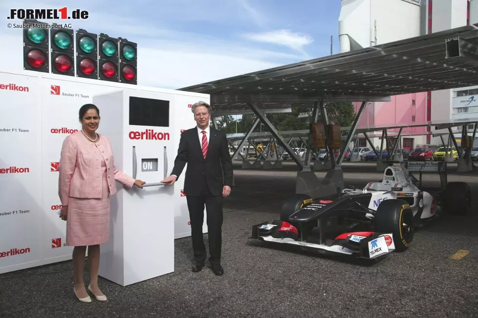 Sauber-Geschäftsführerin Monisha Kaltenborn und Michael Buscher von Oerlikon nahmen den Solarpark in Betrieb Foto zur News: Sauber-Geschäftsführerin Monisha Kaltenborn und Michael Buscher von Oerlikon nahmen den Solarpark in Betrieb