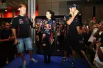 Foto zur News: Sebastian Vettel (Red Bull) und Mark Webber (Red Bull) in einem Merchandising-Store