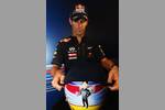 Foto zur News: Mark Webber (Red Bull) präsentiert sein Spezial-Helmdesign für Singapur