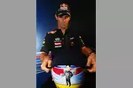 Foto zur News: Mark Webber (Red Bull) präsentiert sein Spezial-Helmdesign für Singapur