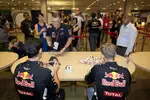 Foto zur News: Mark Webber und Sebastian Vettel (Red Bull)