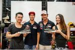 Gallerie: Daniel Ricciardo und Jean-Eric Vergne (Toro Rosso) basteln sich bei Designer Mark Ong ihre eigenen Sneakers