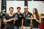 Foto zur News: Daniel Ricciardo und Jean-Eric Vergne (Toro Rosso) basteln sich bei Designer Mark Ong ihre eigenen Sneakers