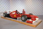 Foto zur News: Fernando Alonso und Felipe Massa (Ferrari) anlässlich des 500. Grand Prix mit Sponsor Shell in einem Lego-Formel-1-