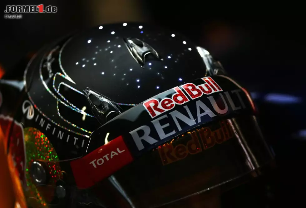 Foto zur News: Sebastian Vettel (Red Bull) mit leuchtendem LED-Spezialhelm