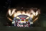 Gallerie: Jenson Button (McLaren), Sebastian Vettel (Red Bull) und Fernando Alonso (Ferrari) - Feuerwerk auf dem Podest