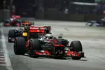 Gallerie: Anfangs hatte Lewis Hamilton (McLaren) das Rennen locker im Griff und kontrollierte Sebastian Vettel (Red Bull)