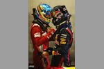 Gallerie: Gratulation zwischen Sebastian Vettel (Red Bull) und Fernando Alonso (Ferrari)