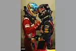 Gallerie: Gratulation zwischen Sebastian Vettel (Red Bull) und Fernando Alonso (Ferrari)