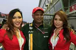 Foto zur News: Teamchef und Airliner Tony Fernandes (Caterham) mit zwei AirAsia-Stewardessen