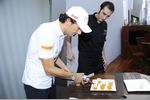 Foto zur News: Pedro de la Rosa (HRT) übt sich als Hobby-Koch