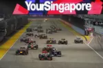 Foto zur News: Start zum Grand Prix von Singapur 2012: Hamilton führt vor Maldonado, der aber in der ersten Kurve von Vettel überholt wird