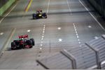 Gallerie: Lewis Hamilton (McLaren) vor Sebastian Vettel (Red Bull)