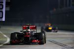 Foto zur News: Lewis Hamilton (McLaren) vor Sebastian Vettel (Red Bull)