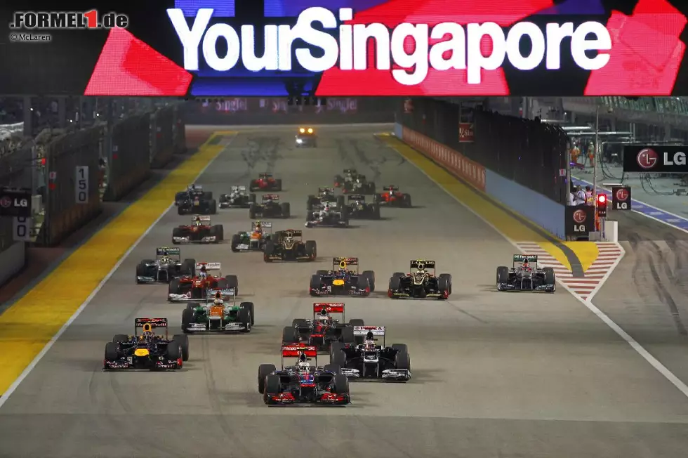 Foto zur News: Start zum Grand Prix von Singapur 2012: Hamilton führt vor Maldonado, der aber in der ersten Kurve von Vettel überholt wird