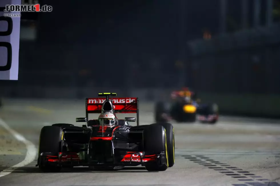 Foto zur News: Lewis Hamilton (McLaren) vor Sebastian Vettel (Red Bull)