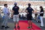Foto zur News: Daniel Ricciardo und Jean-Eric Vergne (Toro Rosso) staunen über die vielen japanischen Fans - schon am Donnerstag!