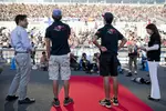 Foto zur News: Daniel Ricciardo und Jean-Eric Vergne (Toro Rosso) staunen über die vielen japanischen Fans - schon am Donnerstag!