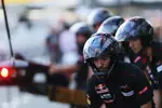 Foto zur News: Die Boxencrew von Toro Rosso übt für das Wochenende