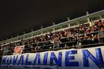 Foto zur News: Das gibt&#039;s nur in Japan: Die Fans von Heikki Kovalainen (Caterham) harrten bis in den Abend hinein aus