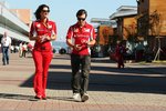 Foto zur News: Fernando Alonso (Ferrari) mit Ferrari-Pressesprecherin