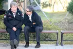 Foto zur News: Norbert Haug (Mercedes-Motorsportchef) unterhält sich mit Pasquale Lattuneddu, Bernie Ecclestones rechter Hand