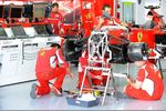 Foto zur News: Ferrari-Mechaniker bereiten das Auto auf das Training vor