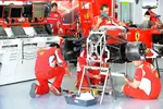 Foto zur News: Ferrari-Mechaniker bereiten das Auto auf das Training vor