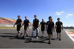 Foto zur News: Romain Grosjean (Lotus) geht mit seiner Crew die Strecke ab