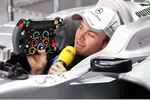 Foto zur News: Nico Rosberg (Mercedes) erklärt für einen TV-Beitrag sein Lenkrad