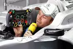 Gallerie: Nico Rosberg (Mercedes) erklärt für einen TV-Beitrag sein Lenkrad