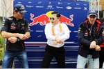 Foto zur News: Mark Webber und Sebastian Vettel mit Rapper Psy beim Gangnam Style