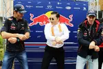 Foto zur News: Mark Webber und Sebastian Vettel mit Rapper Psy beim Gangnam Style