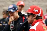 Foto zur News: Sebastian Vettel (Red Bull) und Fernando Alonso (Ferrari)