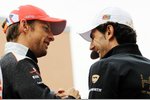 Foto zur News: Jenson Button (McLaren) und Pedro de la Rosa (HRT)