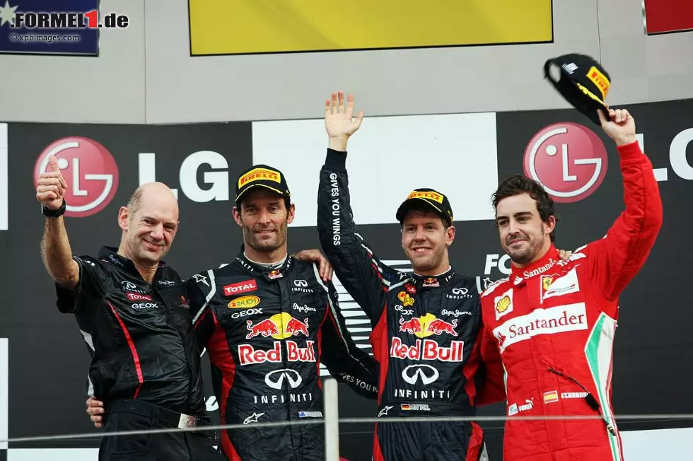 Adrian Newey (Technischer Direktor, Red Bull), Mark Webber (Red Bull), Sebastian Vettel (Red Bull) und Fernando Alonso (Ferrari) Foto zur News: Adrian Newey (Technischer Direktor, Red Bull), Mark Webber (Red Bull), Sebastian Vettel (Red Bull) und Fernando Alonso (Ferrari)