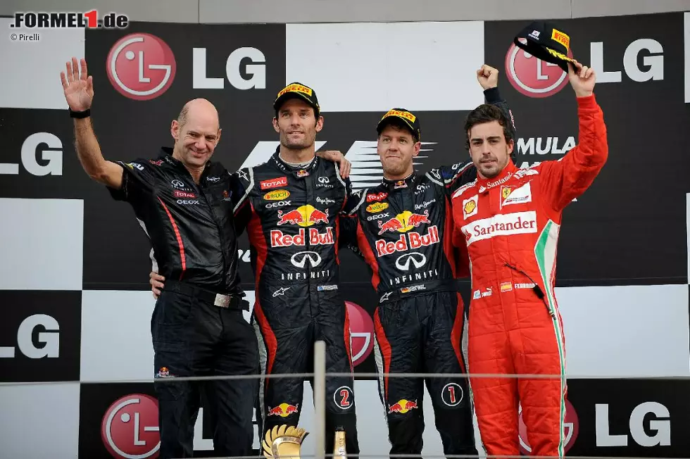 Sebastian Vettel (Red Bull), Mark Webber (Red Bull), Fernando Alonso (Ferrari) und Adrian Newey (Technischer Direktor, Red Bull) Foto zur News: Sebastian Vettel (Red Bull), Mark Webber (Red Bull), Fernando Alonso (Ferrari) und Adrian Newey (Technischer Direktor, Red Bull)