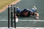 Foto zur News: Mark Webber (Red Bull) spielt Kricket mit Gautam Gambhir