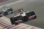 Foto zur News: Lewis Hamilton (McLaren) und Sergio Perez (Sauber) am Samstagmorgen