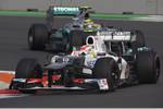 Foto zur News: Sergio Perez (Sauber) vor Nico Rosberg (Mercedes)