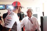 Foto zur News: Bernie Ecclestone (Formel-1-Chef) und Lewis Hamilton (McLaren)